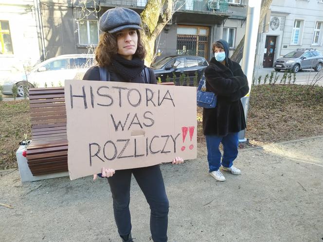 Protest Ukraińców przez konsulatem rosyjskim w Krakowie