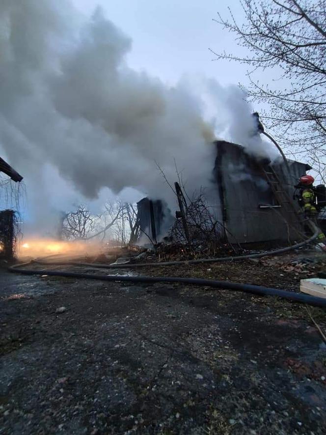 Toruń: Pożar pustostanu przy Szosie Chełmińskiej. Imponująca łuna ognia