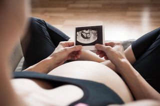 Kiedy ogłosić ciążę? Wyjaśniamy, co warto wziąć pod uwagę