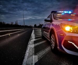 Tragiczny wypadek na S8. Ciężarówka potrąciła mężczyznę, który zmieniał koło w BMW. Kierowca z Czech usłyszał zarzut