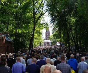 Pielgrzymka mężczyzn do Piekar Śląskich 2025. Tysiące wiernych na Kalwaryjskim Wzgórzu