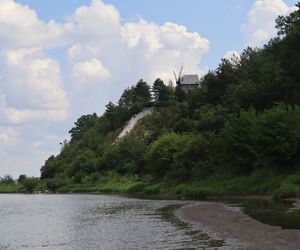 Ta wieś w woj. lubelskim to żywy skasnen. Znajdziecie tu wiatrak i piękne widoki!