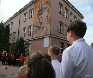 Nowy mural powstał na ścianie SP nr 20 w Białymstoku. Władysław Sikorski jest jej patronem