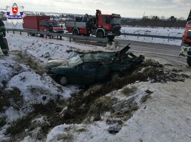 Wóz strażacki wypadł z drogi i zmiażdżył osobówkę. Z samochodu zostało niewiele [ZDJĘCIA]