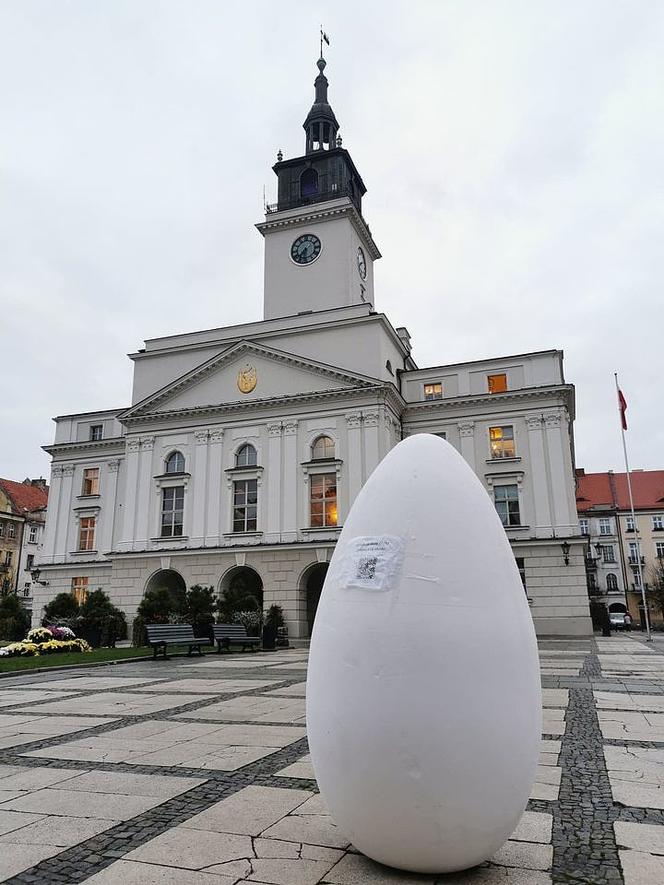 Kalisz. Gigantyczne jajko stanęło obok ratusza. O co chodzi? [ZDJĘCIA] 