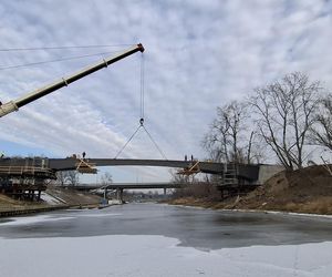 Wielka stalowa „agrafka” spięła Port Czerniakowski. Budowa kładki coraz bliżej zakończenia