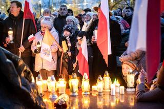 Kilkaset osób wzięło udział w spotkaniu w obronie dobrego imienia Jana Pawła II