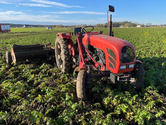Rolnik wpadł pod jadący ciągnik! Mężczyzna trafił do szpitala [ZDJĘCIA]