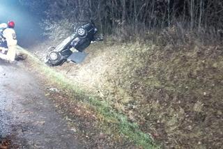 Poważny wypadek w gminie Obrowo koło Torunia. Auto dachowało