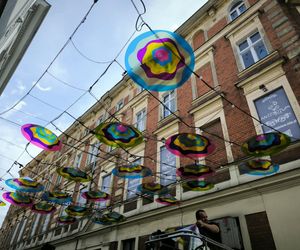 Nowe ozdoby nad ulicami w centrum Leszna 