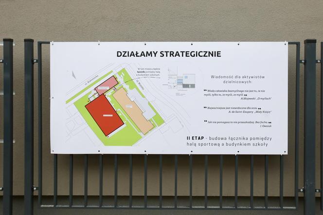 Absurdalny płot na Pradze zamienił się w wystawę