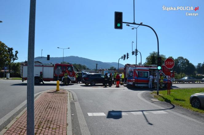 Groźny wypadek w Ustroniu. OLBRZYMIA siła uderzenia! W środku było dziecko