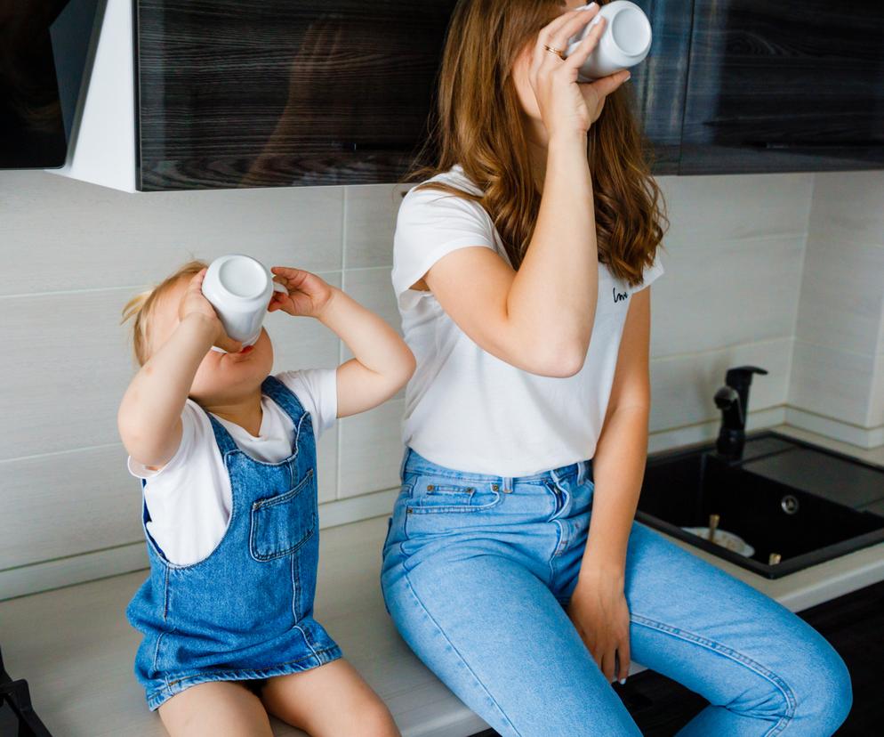 Matka z córką siedzą na blacie w kuchni