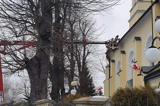 Wichury w Małopolsce. Uszkodzony dach kościoła. Kilkaset interwencji strażaków