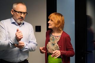 	M jak miłość odc. 1790. Adam Werner (Jacek Kopczyński), gosposia Ola (Ewa Kolasińska)