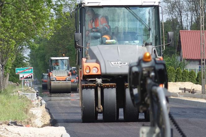 Prace na drodze Nowy Świat – Ludwików: Droga równa jak stół! Kiedy kierowcy nią przejadą? 