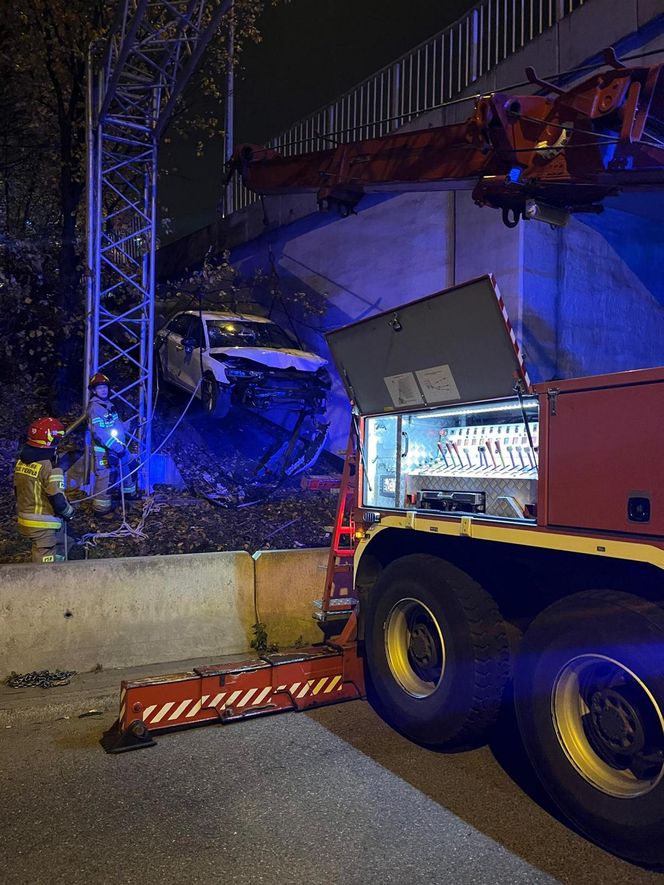 Samochód spadł z wiaduktu trasy S8