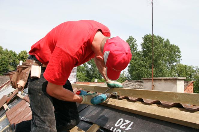 Przygotowanie do układania pokrycia dachowego