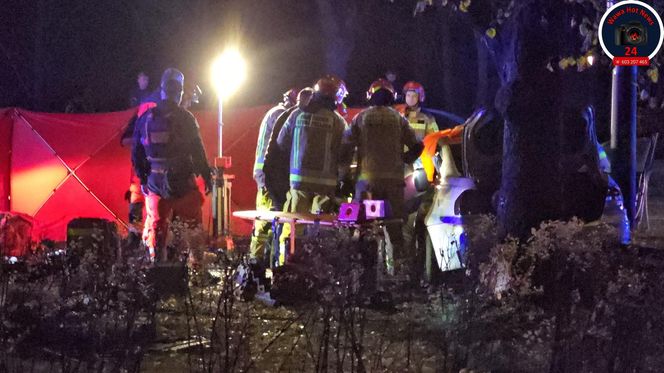 Potworny wypadek w Warszawie. BMW roztrzaskane o drzewo, kierowca zakleszczony