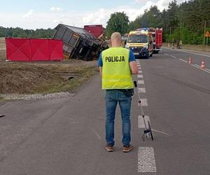 Śmiertelny wypadek pod Bełchatowem. 25-letni motocyklista wjechał pod koła ciężarówki [ZDJĘCIA]