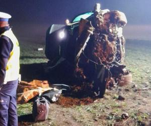Auto było zupełnie roztrzaskane. 27-letni kierowca zginął na miejscu