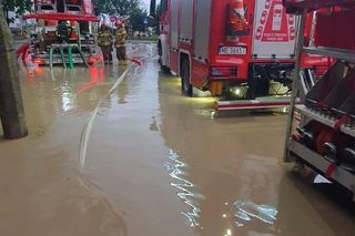 Zalane ulice, woda w budynkach. Dramatyczna sytuacja w Suchaczu i Tolkmicku