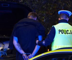 Kierowca Mercedesa pod wpływem wjechał w filar wiaduktu, odbił się i huknął w drzewo