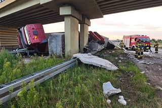  Wypadek na A2 pod Zgierzem. Kierujący tirem uderzył w wiadukt