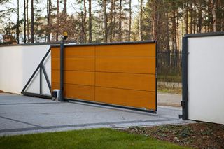 Ogrodzenie z betonu może mieć różne kształty i faktury, ale musi pasować do stylu domu