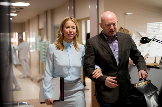 	Lekarze 5 sezon odcinek 2 (odc. 54). Iza (Katarzyna Warnke), Piotr Wanat (Szymon Bobrowski)