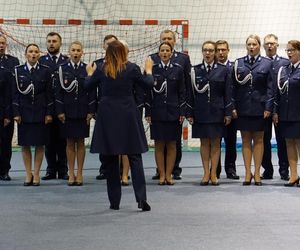 Nowi policjanci wypowiedzieli słowa przysięgi. Na Warmii i Mazurach rekrutacja wciąż trwa [ZDJĘCIA]