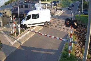 Dostawczak wjechał pod pociąg! Ogromne utrudnienia na kolei