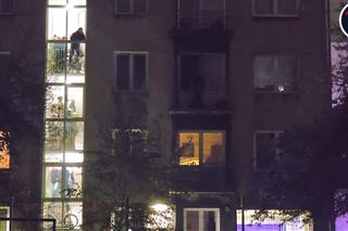 Furiat szalał na Mokotowie. Zrzucał meble na samochody