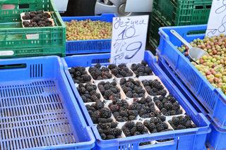 Cena czereśni i truskawek na łódzkich targowiskach. Zobacz, ile kosztują owoce w Łodzi