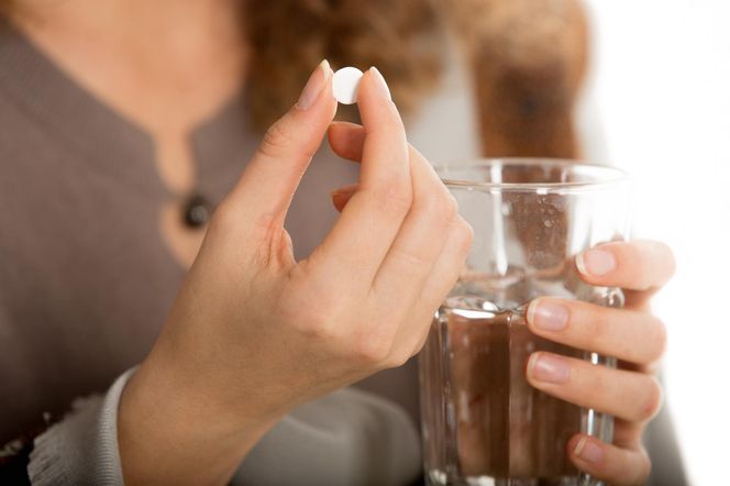 Połknęła tabletkę przeciwbólową. Po chwili z jej ust popłynęła żółta wydzielina