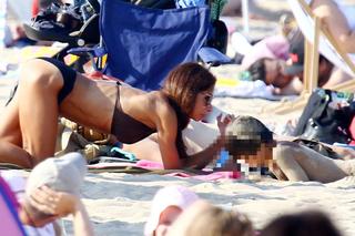 Marta Kaczyńska na plaży z synkiem