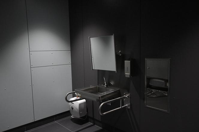 Czarne ściany, aluminiowe drzwi. Tak wygląda toaleta na nowej stacji metra na Bródnie