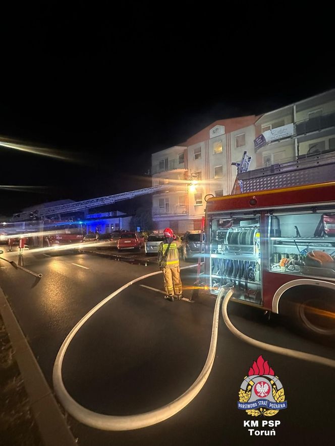 Toruń. Pożar bloku przy ul. Lubickiej. Dwie osoby wyskoczyły z okna [ZDJĘCIA]