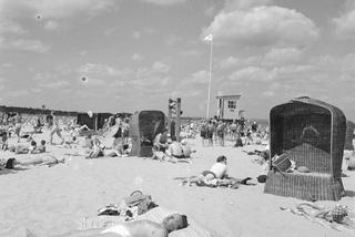 Plaża nad Bałtykiem w latach 50. XX wieku