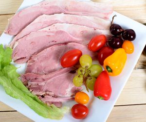 Szynka peklowana gotowana - sprawdzony przepis na domową wędlinę!