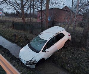 Wypadek na DK 42 w Wąchocku. Auto w przydrożnym rowie pełnym wody