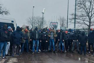 Mecz Stomil Olsztyn - Widzew Łódź. Pod stadionem tłum kibiców. Interweniowała policja