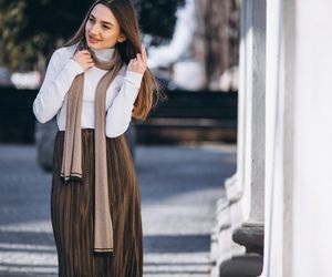 Wielki come back plisowanej spódnicy. Jesienią stanie się twoim biurowym uniformem