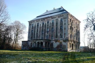 Tajemniczy Pałac w Piotrkowicach. Perła architektury baroku wygląda jak wieżowiec