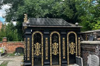 Grobowiec na cmentarzu w Katowicach-Załężu. Na dachu zamontowano fotowoltaikę 