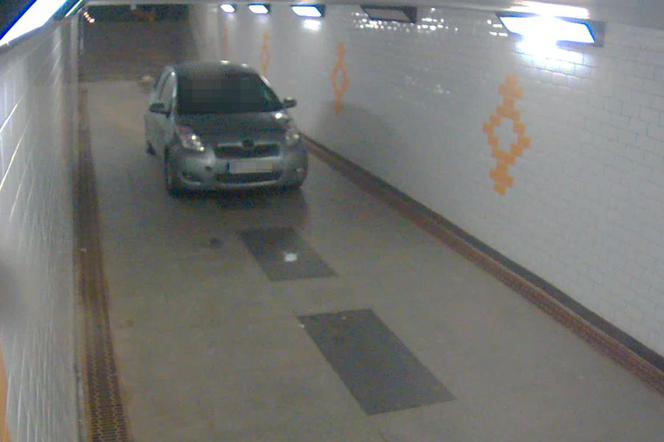 AUTO W TUNELU DLA PIESZYCH [ZDJĘCIA]
