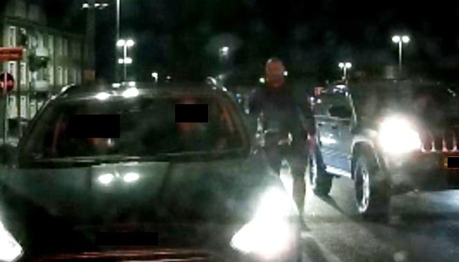 Ten mężczyzna groził innemu kierowcy. Poszukuje go policja