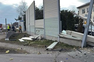 Kraksa kilku aut. 69-latek z dużą prędkością wyprzedzał sznur samochodów. Zdemolował bariery