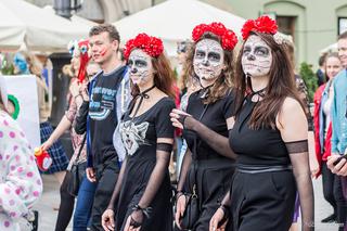 Korowód juwenaliowy na krakowski Rynek: Studenci świętują! [ZDJĘCIA]