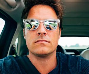 Jeździsz samochodem w okularach przeciwsłonecznych? Grozi ci wysoki mandat
